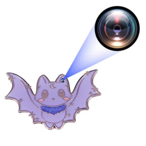 caméra dans pins violet chauve-souris, article